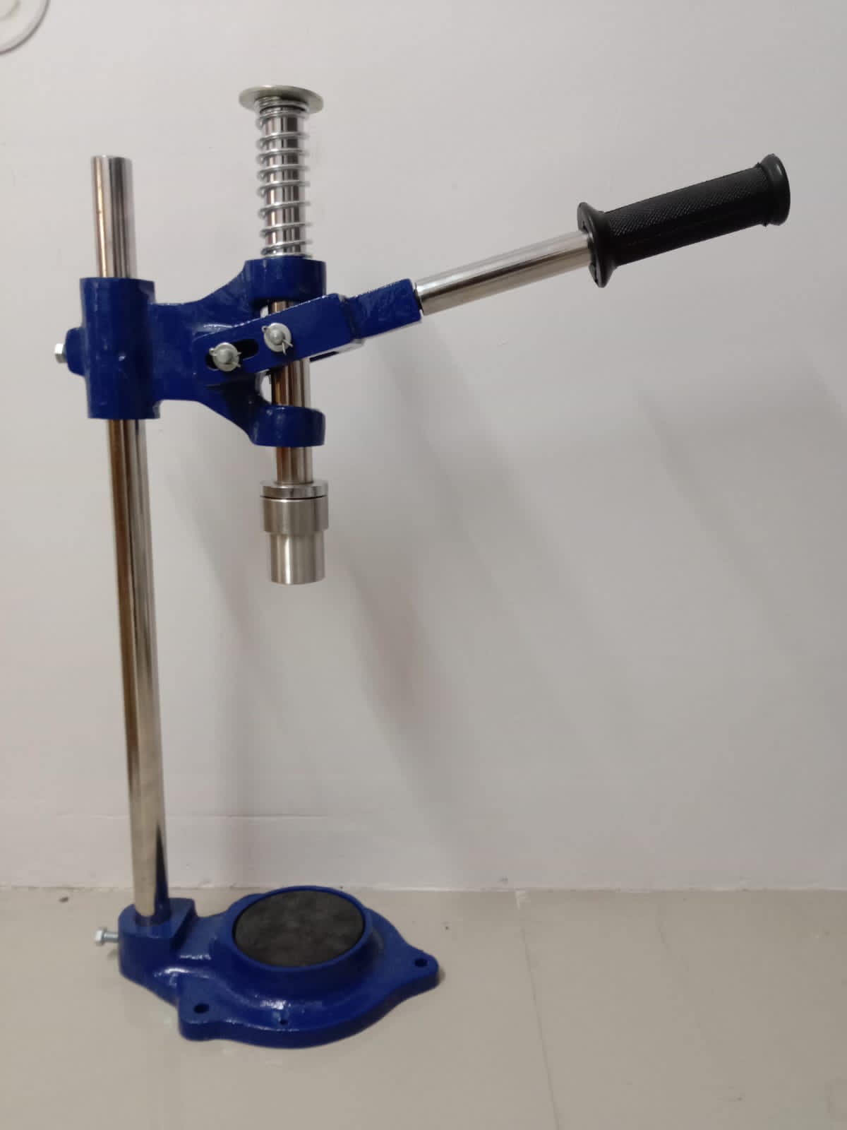 MANUAL CROWN CAPPING MACHINE